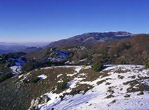 Da Punta Mareri uno sguardo sulle cime pi&ugrave; alte del Cicolano: s&rsquo;intravede sullo sfondo Monte Nurietta. vista sul gruppo del Velino.