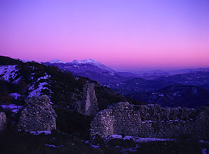 &ldquo;Sogno in rosa&rdquo; (ruderi della Rocca di Fiamignano all&rsquo;imbrunire).