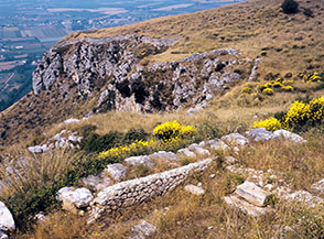 Scorcio delle rovine di Norba e del promontorio che si affaccia sulla Pianura Pontina.