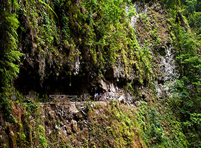 Un tratto della Levada da Ribeira da Janela scavato nella parete rocciosa.