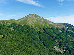 Il Cimone si eleva sopra i boschi della Valle del Fellicarolo.