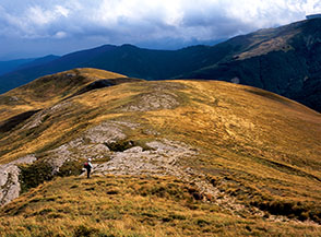 Lungo la Cresta Sud-Est di Macera della Morte, in fondo alla quale si trova il Monte li Quarti.