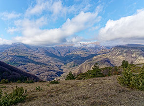 Vista verso la dorsale della Laga dal Piano di Crognaleto.