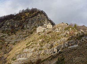 Il Santuario della Madonna della Tibia, appollaiato su un crinale roccioso sopra il paese di Crognaleto.