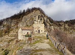 Il Santuario della Madonna della Tibia, alle sue spalle la fascia rocciosa che sostiene Piano Roseto.