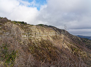Scorcio della testata del Vallone del Rosario, chiusa da una fascia rocciosa oltre la quale si trova Piano Roseto.