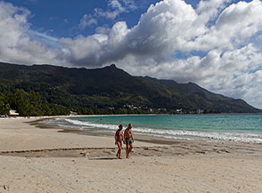 La baia che accoglie la grande spiaggia di Beau Vallon.