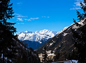 All&rsquo;imbocco della Valle di Tramin bianche cime ed una bella giornata salutano il nuovo anno.