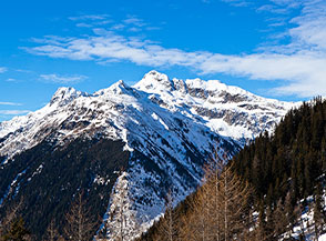 Vista sulle cime del Corno Bianco in Val di Pennes.