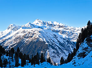 Le cime del Corno Bianco riprese dalla Valle di Tramin.