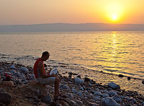 Una lettura al tramonto sulle sponde del Mar Morto.