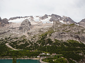 Una visione d&rsquo;insieme del Versante Nord della Marmolada dal Lago di Fedaia.