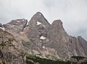 La bellissima triade che affianca la Marmolada sul lato occidentale, da sx: il Picol Vernel, il Gran Vernel e la Roda de Mulon.