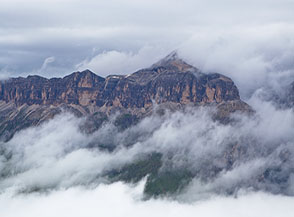 Vista sul Piz Bo&egrave; (Gruppo Sella) fra le nubi.