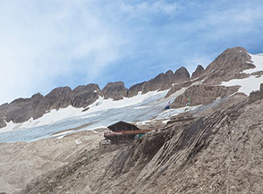 Il Rifugio Capanna al Ghiacciaio alla Marmolada, ormai centinaia di metri sotto al margine glaciale.