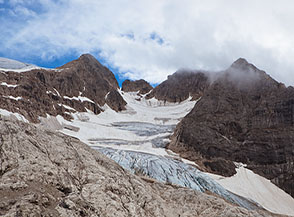 Vista della lingua del Ghiacciaio della Marmolada lungo cui passa la Via normale per Punta Penia, mentre sulla sx scoperta dalle nubi &egrave; Punta Rocca.
