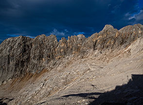 Ultimi raggi di luce sulla cresta di Sasso delle Dodici.