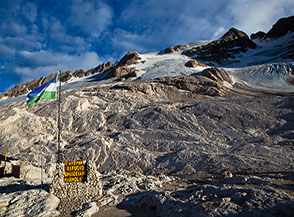 La vasta placconata di calcare sopra il Rifugio Capanna al Ghiacciaio, fino a pochi anni fa ancora ricoperta dai ghiacci della Marmolada.