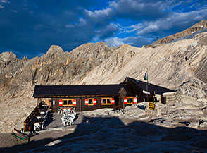 &ldquo;Ora di cena&ldquo; (Rifugio Capanna al Ghaicciaio, Marmolada).