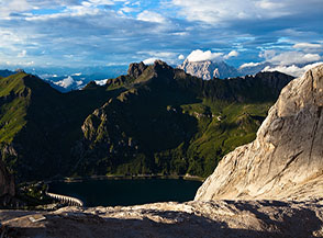 Ultimo Sole sulla Diga ed il Lago di Fedaia, alle sue spalle la Cima Mesola o Sas de Mezdi.