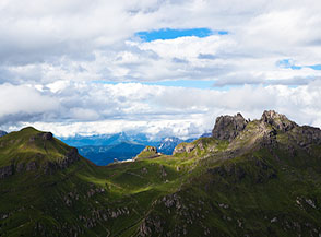 Vista sul valico di Porta Vescovo, con il Belvedere sulla sx e Cima Mesola o Sas de Mezdi sulla dx.