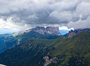 Passo Sella (sulla dx) sotto le nubi.