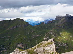 Col dei Boush (in primo piano) guarda Porta Vescovo.