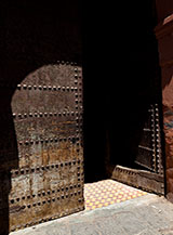 Particolare di un portone della Medina a Marrakech.