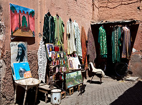 Bottega lungo le vie della Medina a Marrakech.