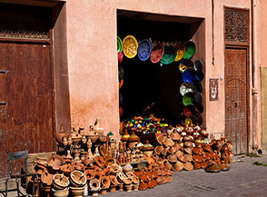 Bottega di vasaio nelle vie di Marrakech.
