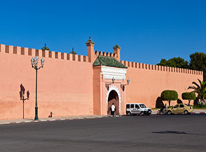 Un tratto di mura della citt&agrave; vecchia a Marrakech.