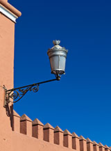 Particolare di tratto di mura della citt&agrave; vecchia a Marrakech.