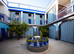 Il cortile interno della sinagoga nel quartiere ebraico di Marrakech.