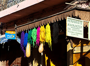 &ldquo;Prova colori&ldquo; (bottega lungo le vie della Medina a Marrakech).