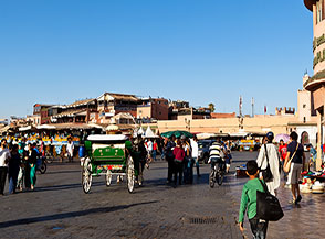 Scorcio della grande piazza di Jemaa el Fna, cuore della Medina a Marrakech.