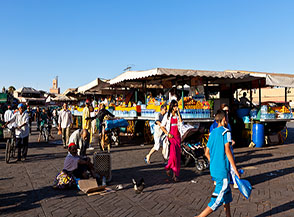 Scorcio della grande piazza di Jemaa el Fna, cuore della Medina a Marrakech.