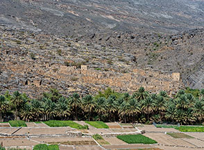 L&rsquo;antico villaggio di Wadi Gull si fonde armoniosamente con i colori del paesaggio.