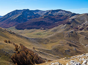 Dal Monte Godi vista sui prati del Ferroio di Scanno, con sullo sfondo il massiccio del Marsicano.