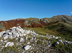 Ometto sulla cima topografica della Serra Cavallo Morto, sullo sfondo: la Serra Pantanella, il Valico dello Scalone e la Serra Rocca Chiarano.