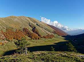La giornata volge al termine e le ombre avanzano sui prati del Pantano (Passo Godi sulla dx &egrave; gi&agrave; in oscurit&agrave;).