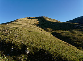 Prima che il Sole tramonti dietro le montagne i prati sono carezzati da una luce soffusa (Sella dei Campanili).