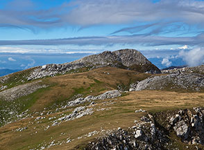Sui prati della piatta Cresta Ovest del Monte a Mare con vista della quota 2061m. di Cima Molise, il punto pi&ugrave; alto del Molise.