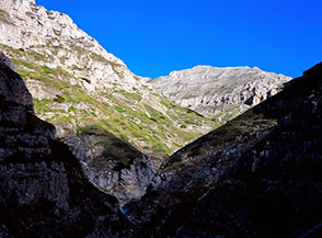 Le ombre della notte arretrano e la luce risveglia la grande Valle del Forcone (sullo sfondo Cima delle Murelle).