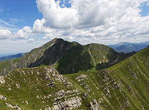Da Punta Buffanaro vista verso l&rsquo;Alpe di Succiso.