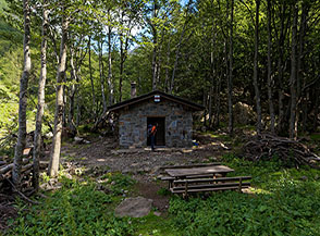 Il Bivacco Ghiaccioni in Valle della Liocca.