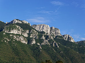 I possenti bastioni di roccia che caratterizzano il settore pi&ugrave; occidentale della Catena degli Alburni.