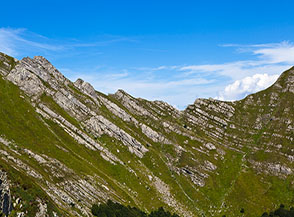 Vista sul Passo di Pietra Tagliata (il punto pi&ugrave; depresso della cresta).
