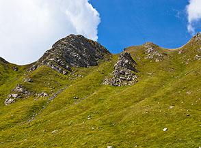 Scorcio sull&rsquo;anfiteatro prativo del versante sud-orientale dell&rsquo;Alpe di Succiso.