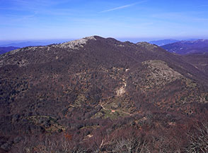Monte Porco Morto, la Valle Ferrara con il ricovero della Forestale, visti dalla Cresta Sud di Monte Alto.