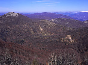 Monte Porco Morto, la Valle Ferrara con il ricovero della Forestale, visti dalla cima di Monte di Macchia Gelata.